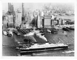 PAQUEBOT LIBERTE #PP1306 A SON ARRIVEE A NEW YORK EN 1956 - Boten