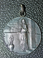 Pendentif Médaille Religieuse Début XXe "Sainte Geneviève Veillant Sur Paris" D'après Puvis De Chavannes - Religion & Esotericism