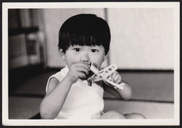 Superbe Photo Amateur Très Belle Scène Enfant Avec Jouet Avion Plane Toy Snapshot  JAPAN JAPON 11,3x7,8 Cm - Plaatsen