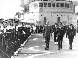 JEANNE D ARC #PP1313 LE PRESIDENT VALERY GISCARD D ESTAING SUR LE BATEAU CROISEUR JEANNE D ARC A BREST 29 EN 1977 - Schiffe