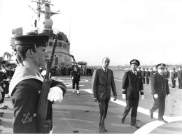 JEANNE D ARC #PP1312 LE PRESIDENT VALERY GISCARD D ESTAING SUR LE BATEAU CROISEUR JEANNE D ARC A BREST 29 EN 1977 - Barcos