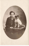 CHIENS #MK34382 UNE FEMME ET UN CHIEN JACK RUSSELL CARTE PHOTO - Perros