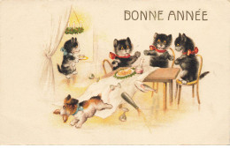 CHATS CHAT #FG35178 CAT KATZE NOIR A TABLE ET CHIOT QUI VOLE UNE SAUCISSE BONNE ANNEE - Cats