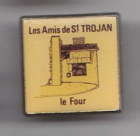 Pin's Les Amis De Saint Trojan  Le Four  En Charente Maritime Dpt 17 Réf 6422a - Cities