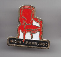 Pin's Braderie Brocante Jonzac  En Charente Maritime Dpt 17  Fauteuil Voltaire Réf 6023 - Städte