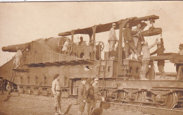 XXX Nw- OBUSIER DE 400 M/M MONTE SUR RAIL - CARTE PHOTO - ANIMATION - MILITAIRES - Equipment