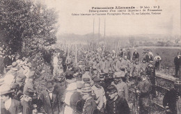 XXX Nw- GUERRE 1914 - PRISONNIERS ALLEMANDS  - DEBARQUEMENT D'UN CONVOI IMPORTANT DE PRISONNIERS - N°2 - Guerre 1914-18