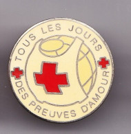 Pin's Croix Rouge Française Tous Les Jours Des Preuves D'amour 7973JL - Medical