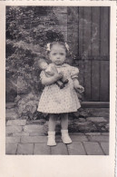 XXX Nw- PHOTOGRAPHIE DE FILLETTE AVEC JOUET FIGURINE  ( 03/06/1951 ) - Anonyme Personen