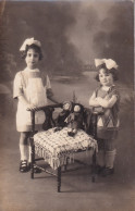 XXX Nw- COUPLE DE FILLETTES AVEC PAIRE DE POUPEES SUR FAUTEUIL - CARTE PHOTO - Photographs