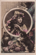 XXX Nw-  PORTRAIT DE FILLETTE AVEC FLEURS ET TRIO DE CHATONS , PAPILLON ET LIBELLULE - Retratos