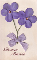 XXX - BONNE  ANNEE - CARTE FANTAISIE AVEC AJOUT FLEURS VIOLETTES TISSU ET RUBAN SATIN - New Year