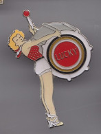 Pin's  Tabac Cigarettes Lucky Pin Ups Musique Grosse Caisse   Réf 3955 - Andere & Zonder Classificatie
