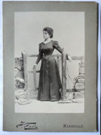 Photographie Ancienne GF Cartonné - Jeune Femme Mode D'époque Circa 1900 - Photo Fabre, Marseille - TBE - Anonieme Personen