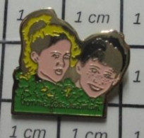 3517  Pin's Pins / Beau Et Rare / AUTRES / DEUX ENFANTS BONNE FETE MAMAN - Sonstige & Ohne Zuordnung