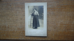 Assez Rare Ancienne Photo Cartonnée ( 16 X 10,5 Cm ) D'une Jeune Femme ( Photographe A.de Nussac à Guéret Creuse ) - Personas Anónimos