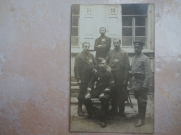 Carte Photo Groupe De Prisonniers Dans Un Camp En ALLEMAGNE Guerre 14-18 - Weltkrieg 1914-18