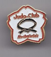 Pin's Judo Club Rochefortais Rochefort En Charente Maritime Dpt 17 Ceinture Noire De Judo Réf 2007 - Judo