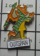 3517 Pin's Pins / Beau Et Rare / MARQUES / OUTSPAN SORCIER INDIEN AVEC UNE LANCE JUS DE FRUITS - Marche