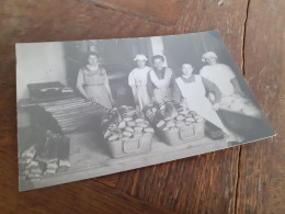 DRESDEN - 1917 - BAECKERIN Mit ANGESTELLTEN Und BROT KOERBEN In POSE - Nach PIRNA - Plaatsen