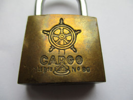 Petit Cadenas ( Cuivre ? ) CEMENTE CARGO  N° 80 Avec Ses Deux Clefs . Barre De Gouvernail De Pilotage D'un Navire - Otros & Sin Clasificación