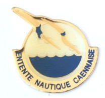 Pin's Caen (14) - ENTENTE NAUTIQUE CAENNAISE - Couple De Plongeurs - EPS - N216 - Nuoto