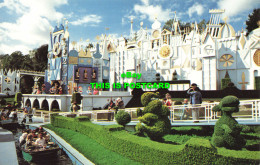 R572589 Its A Small World After All. Topiary Animals Seem To Sing The Praises Of - World