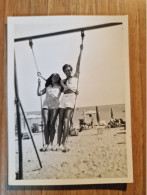 19400.  Fotografia D'epoca Coppia Uomo Donna Sull' Altalena Al Mare Aa '60 Italia - 10,5x8 - Personas Anónimos