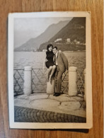 19401.  Fotografia D'epoca Coppia Uomo Donna In Posa Al Lago Aa '60 Italia - 10,5x7,5 - Personas Anónimos