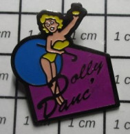 3517 Pin's Pins / Beau Et Rare / PIN-UPS / BLONDE SEXY EN MAILLOT JAUNE DOLLY DANC' - Pin-Ups