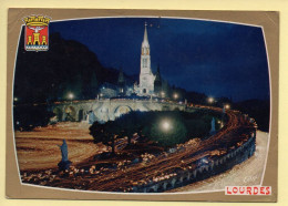 65. LOURDES – La Basilique Illuminée Et La Procession Aux Flambeaux – Blason (voir Scan Recto/verso) - Lourdes