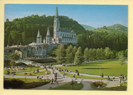 65. LOURDES – La Basilique Et La Prairie (animée) (voir Scan Recto/verso) - Lourdes