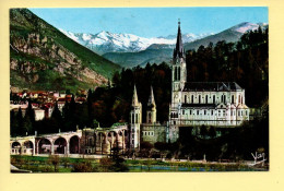 65. LOURDES – La Basilique Et Les Pyrénées Enneigées – CPSM (voir Scan Recto/verso) - Lourdes