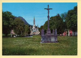65. LOURDES – L'Esplanade Et La Basilique (animée) (voir Scan Recto/verso) - Lourdes