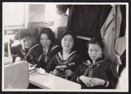 Superbe Photo Très Belle Scène D'écolières Dans Un Train, Appareil Photo, Photographe, Uniforme  JAPAN JAPON 8,7x6,1 Cm - Plaatsen