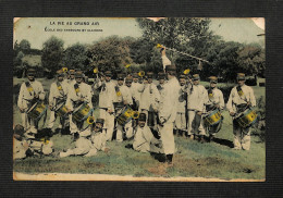 MILITARIA - LA VIE AU GRAND AIR - Ecole Des Tambours Et Clairons  - 1908 - Reggimenti