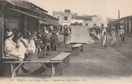 ZY 8- ORAN ( ALGERIE ) - LE VILLAGE NEGRE - DEVANT UN CAFE ARABE - ANIMATION - 2 SCANS - Oran