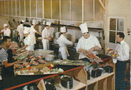 ZY 9- HASSI MESSAOUD ( ALGERIE ) - OUED IRARA - HOTEL " LA CROIX DU SUD " - CUISINE - BRIGADE PREPARANT LES PLATS - Otros & Sin Clasificación