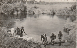 ZY 10- AFRIQUE NOIRE - LESSIVE DANS LA RIVIERE - 2 SCANS - Afrika