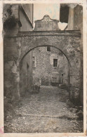 ZY 13-(01) PEROUGES - ENTREE PAR LA PORTE D' EN BAS - INSCRIPTION EN MEMOIRE DU SIEGE DE PEROUGES EN 1469 - 2 SCANS - Pérouges