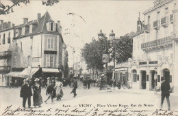 ZY 15-(03) VICHY - PLACE VICTOR HUGO  , RUE DE NIMES - ANIMATION - COMMERCES , BANQUE : CREDIT LYONNAIS- 2 SCANS - Vichy