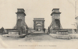 ZY 25-(13) ENTREE DU PONT SUSPENDU SUR LE RHONE , COTE DE TARASCON - 2 SCANS - Tarascon