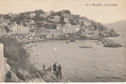 ZY 25-(13) MARSEILLE - LA CORNICHE - PROMENEURS SUR LES ROCHERS - 2 SCANS - Endoume, Roucas, Corniche, Stranden