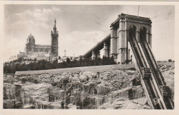 ZY 25-(13) MARSEILLE - NOTRE DAME DE LA GARDE ET SON ASCENSEUR - 2 SCANS - Notre-Dame De La Garde, Lift En De Heilige Maagd