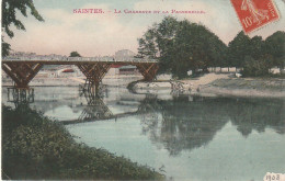 ZY 29-(17) SAINTES - LA CHARENTE ET LA PASSERELLE - CARTE COLORISEE - 2 SCANS - Saintes