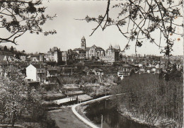 ZY 31-(19) UZERCHE - LA VEZERE , LE VIEUX CHATEAU - VUE DU FAUBOURG - 2 SCANS - Uzerche