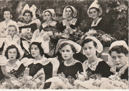 ZY 42- BRETAGNE - FETES DE CORNOUAILLES 1949 - GROUPE DE JEUNES BRETONNES - COIFFES - 2 SCANS - Costumi