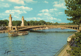 CPM - P - PARIS - LA SEINE AU PONT ALEXANDRE III - BATEAU MOUCHE - Puentes