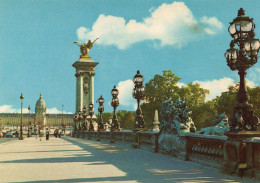 CPM - P - PARIS - LE PONT ALEXANDRE III ET LES INVALIDES - Bruggen