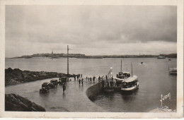 ZY 50-(35) DINARD - L' EMBARCADERE DES VEDETTES , AU FOND ST MALO - AUTOMOBILES - 2 SCANS - Dinard